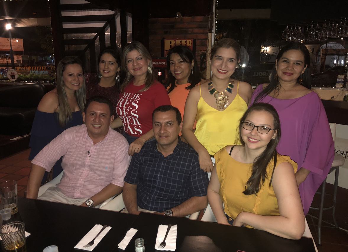 Sentados Alexi Javier Trujillo, Elmer Gutiérrez y María Isabel Carrizosa. Atrás Claudia Gutiérrez, Shirley Villagrande, Cielo Ortiz, Olga Rocio Vargas, Lina García y Rocío del Pilar Medina.